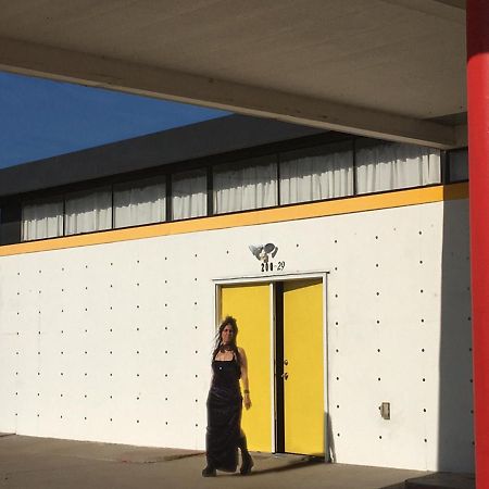 Space Castle: A 1950S Gas Station Transformed Into An Art Themed Wonderland Truth or Consequences Exterior foto
